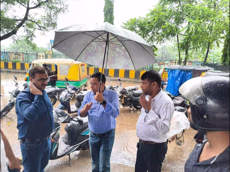 टाटानगर स्टेशन की पार्किंग में इलेक्ट्रानिक मशीन से होगी वाहनों के प्रवेश की मानिटरिंग : चौधरी