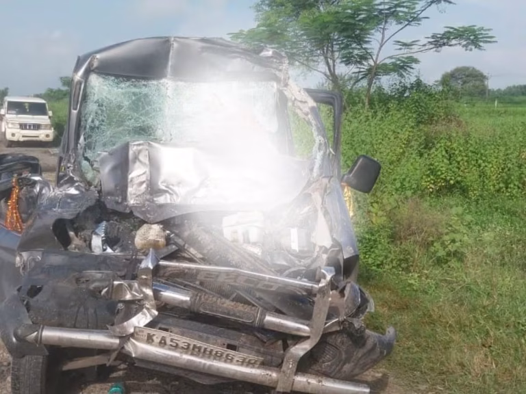 जमशेदपुर में भीषण हादसा, खड़े कंटेनर से टकराई कार, चालक की मौत, पिता-पुत्र समेत पांच घायल